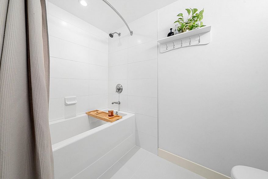 471 250 E 6th Avenue