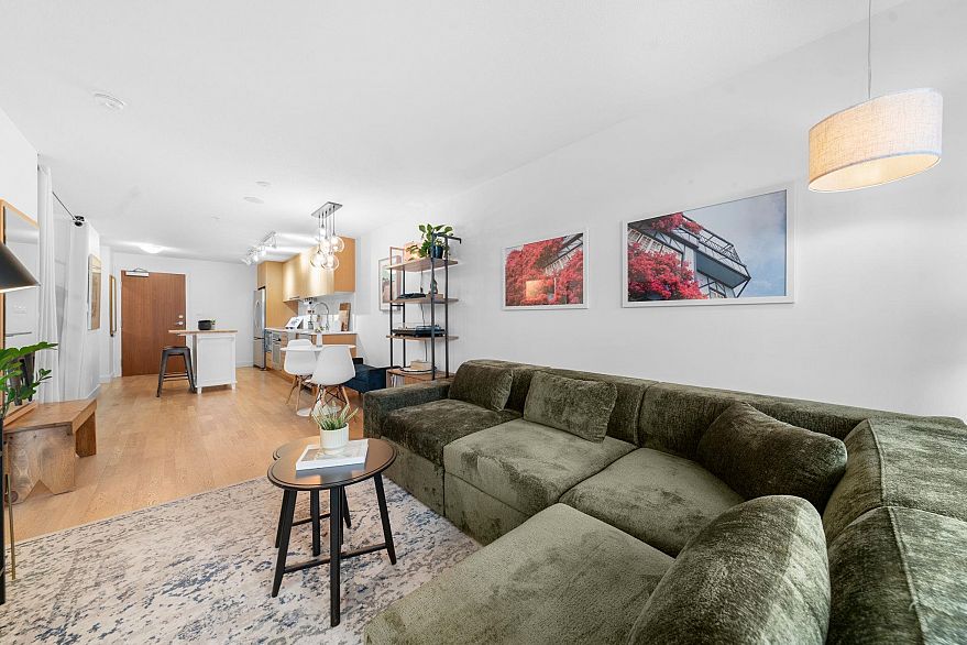 471 250 E 6th Avenue