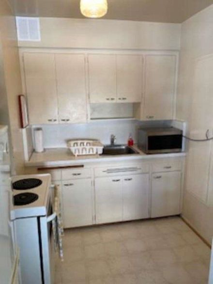 410 1975 Pendrell Street