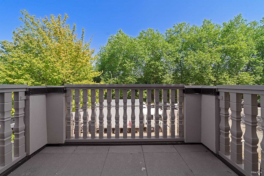 203 918 W 32nd Avenue