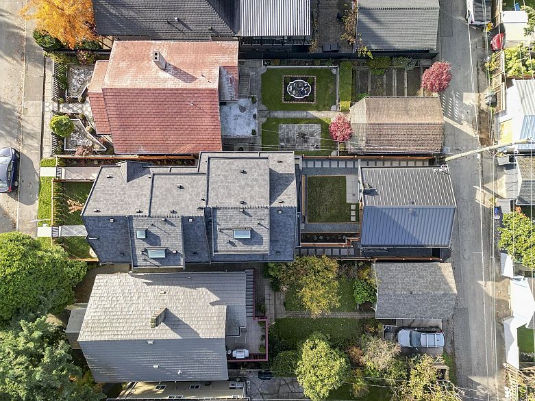 1 2565 Dundas Street