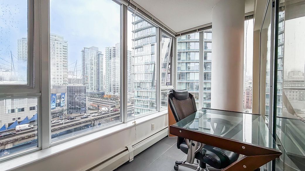 1606 688 Abbott Street