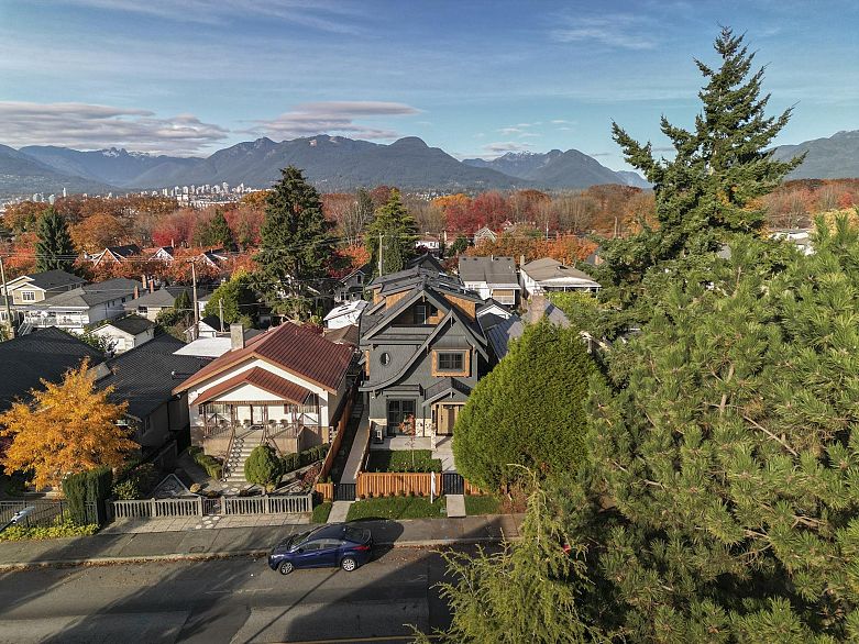 1 2565 Dundas Street