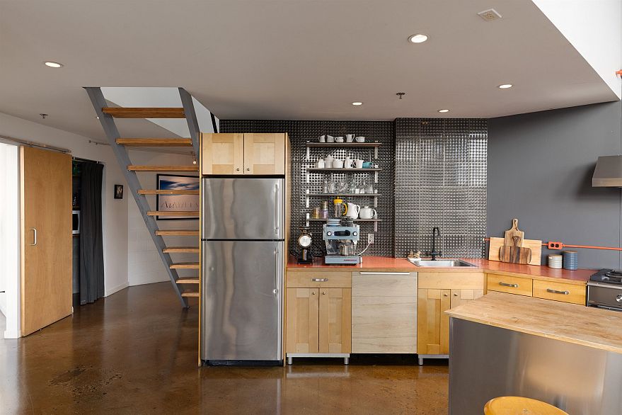 307 1220 E Pender Street