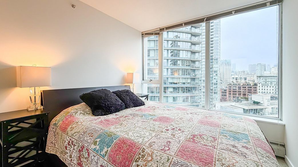 1606 688 Abbott Street