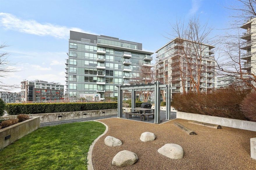 221 159 W 2nd Avenue