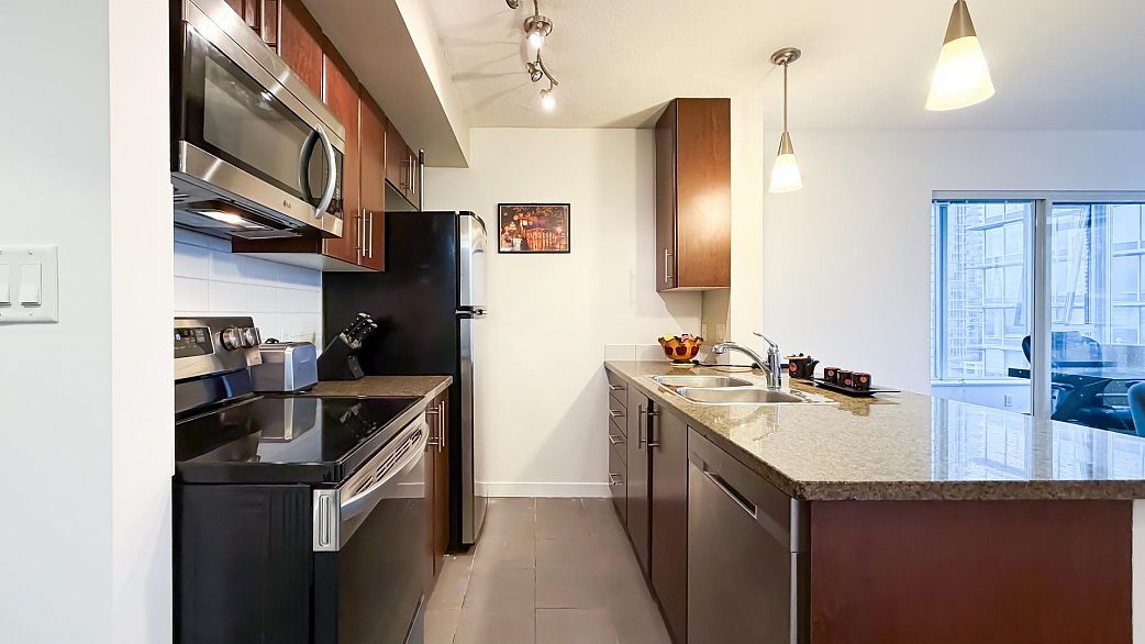 1606 688 Abbott Street