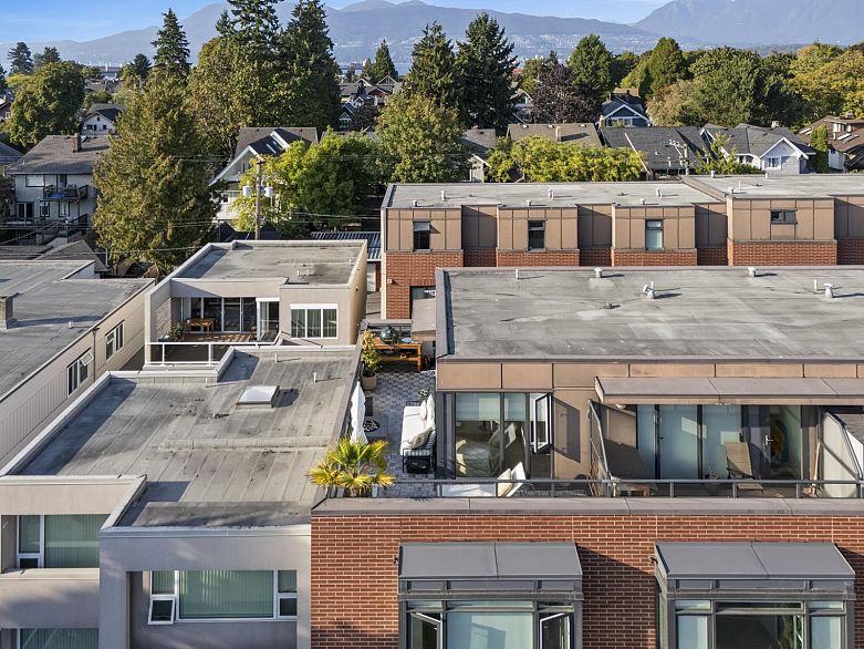 211 1961 Collingwood Street