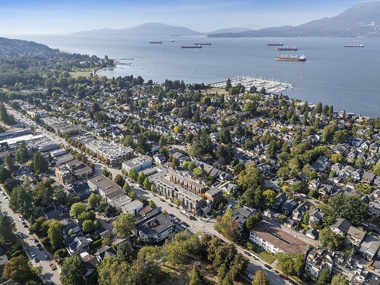 211 1961 Collingwood Street