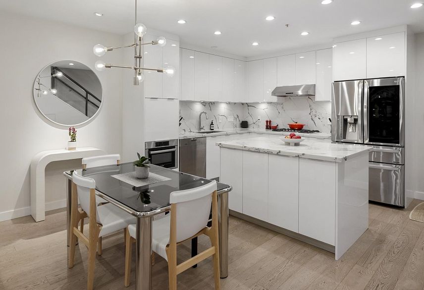 211 1961 Collingwood Street