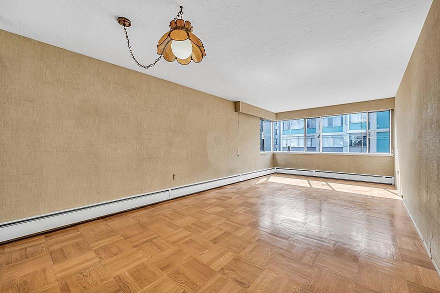 301 1050 Chilco Street