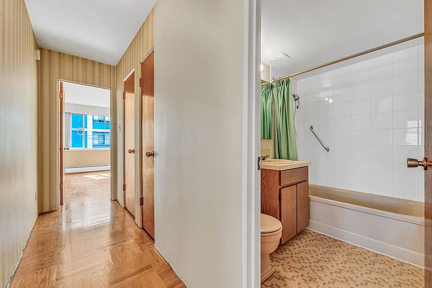 301 1050 Chilco Street