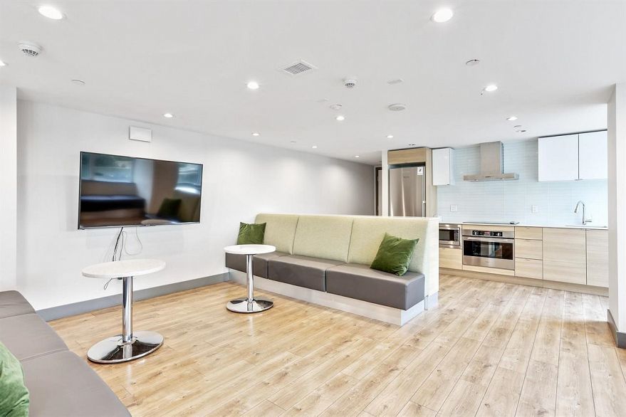 221 159 W 2nd Avenue