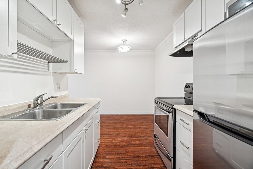 111 3787 W 4th Avenue