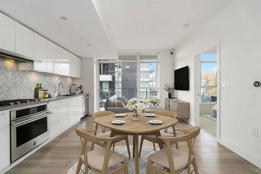 808 3581 E Kent Avenue North