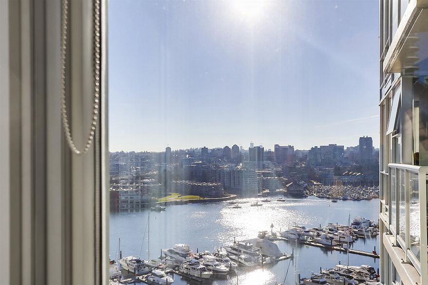 1807 1077 Marinaside Crescent