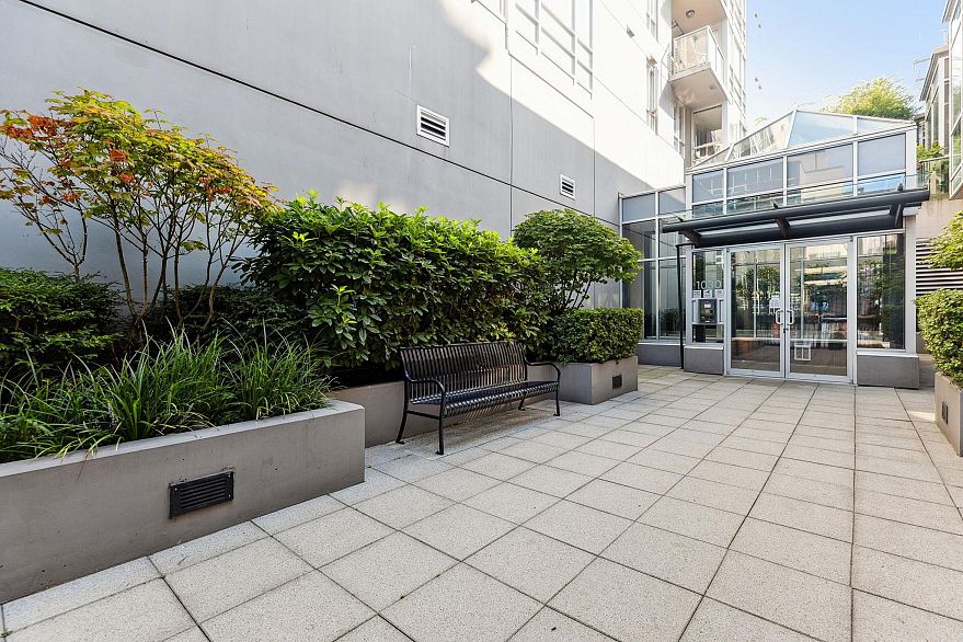 901 1030 W Broadway Street