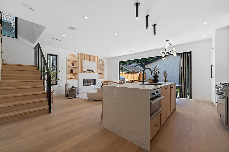 2 2846 W 12th Avenue