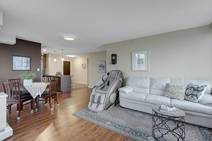 3302 688 Abbott Street