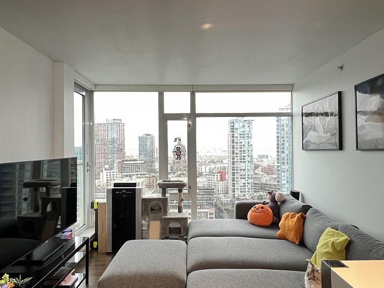 2301 161 W Georgia Street