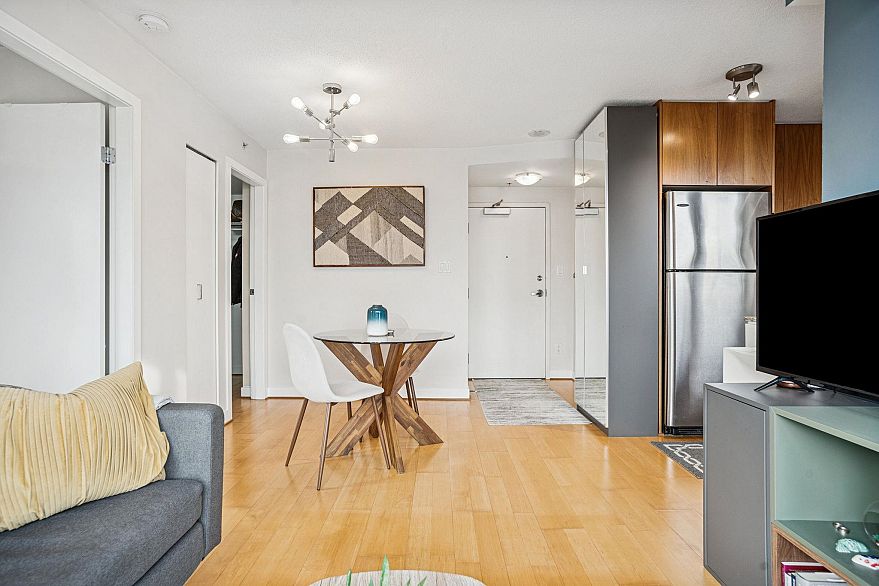 901 1030 W Broadway Street