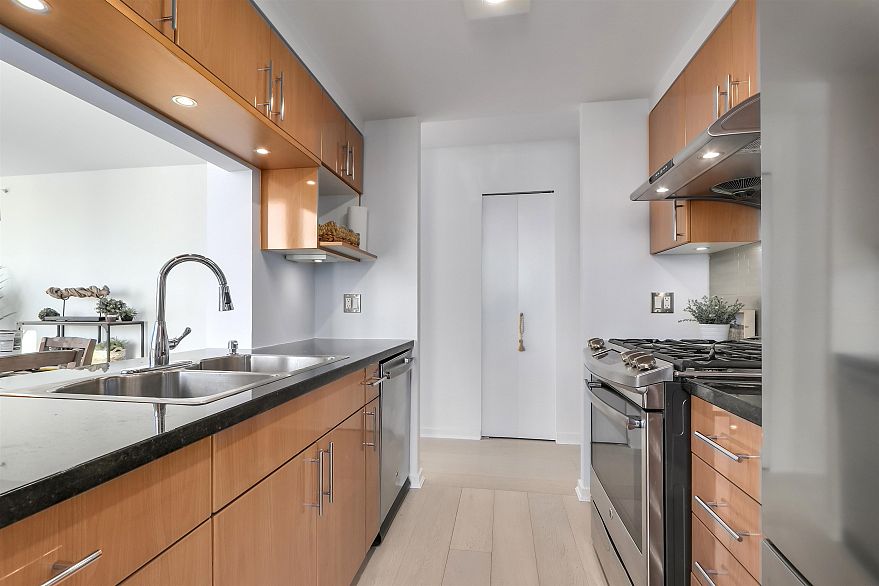 1807 1077 Marinaside Crescent