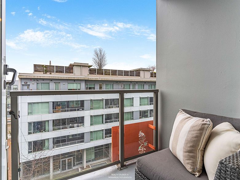 605 250 E 6th Avenue