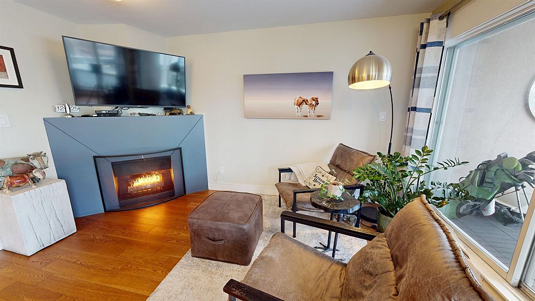 403 985 W 10th Avenue