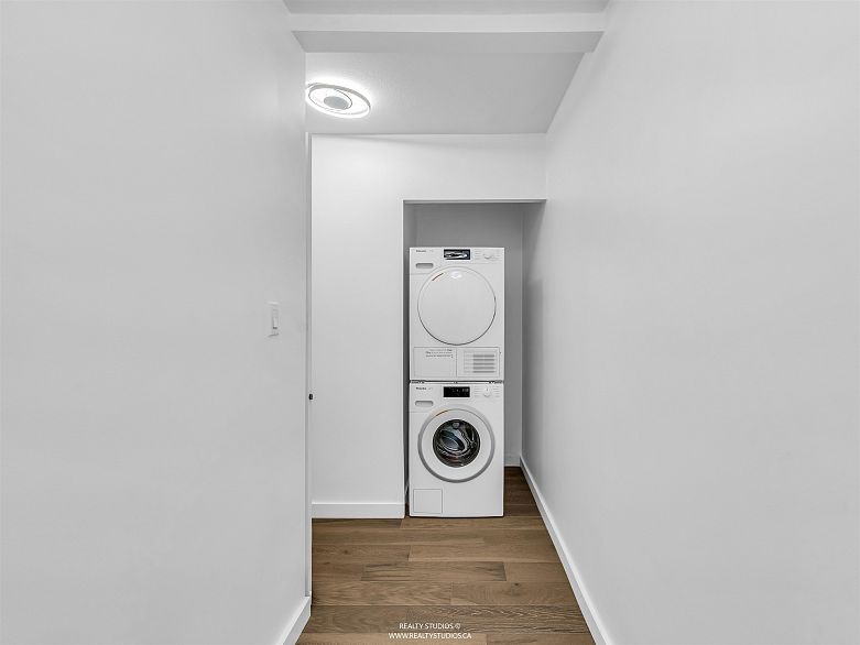 207 1990 Dunbar Street