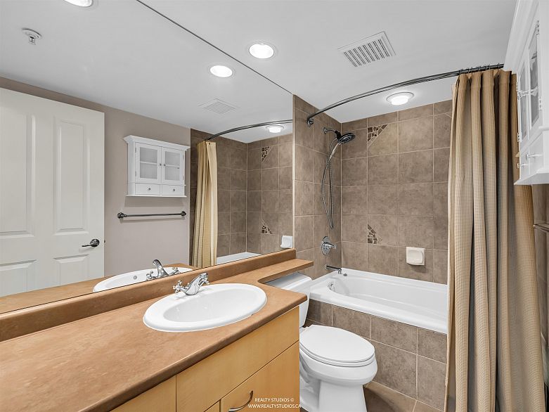 207 1990 Dunbar Street