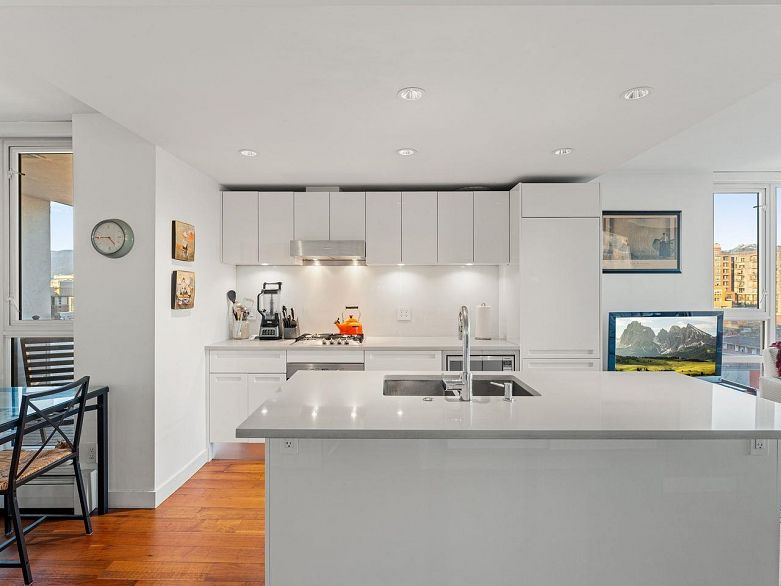 1207 188 Keefer Street