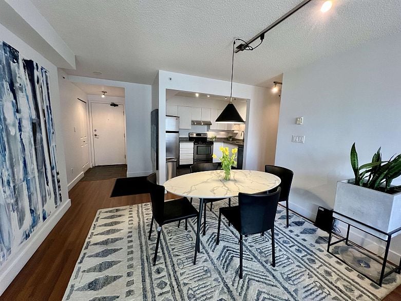 807 950 Cambie Street