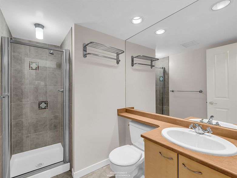 207 1990 Dunbar Street