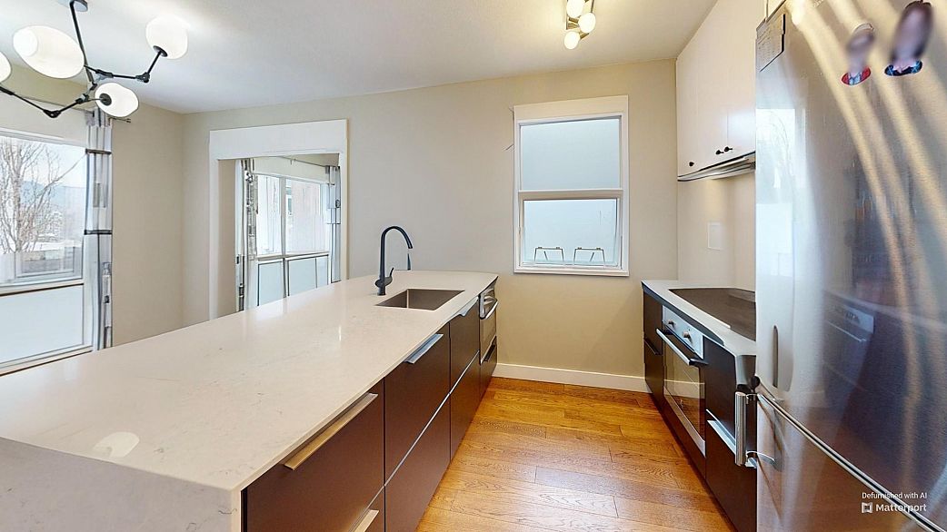 403 985 W 10th Avenue