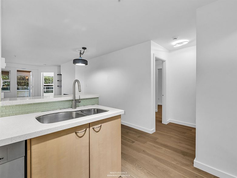 207 1990 Dunbar Street