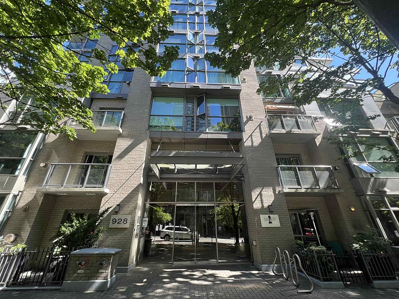 1203 928 Richards Street