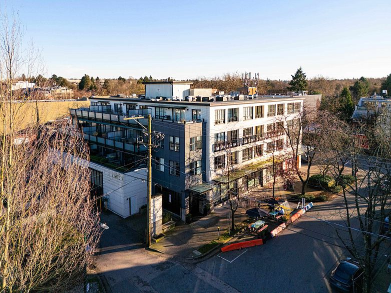 210 2468 Bayswater Street