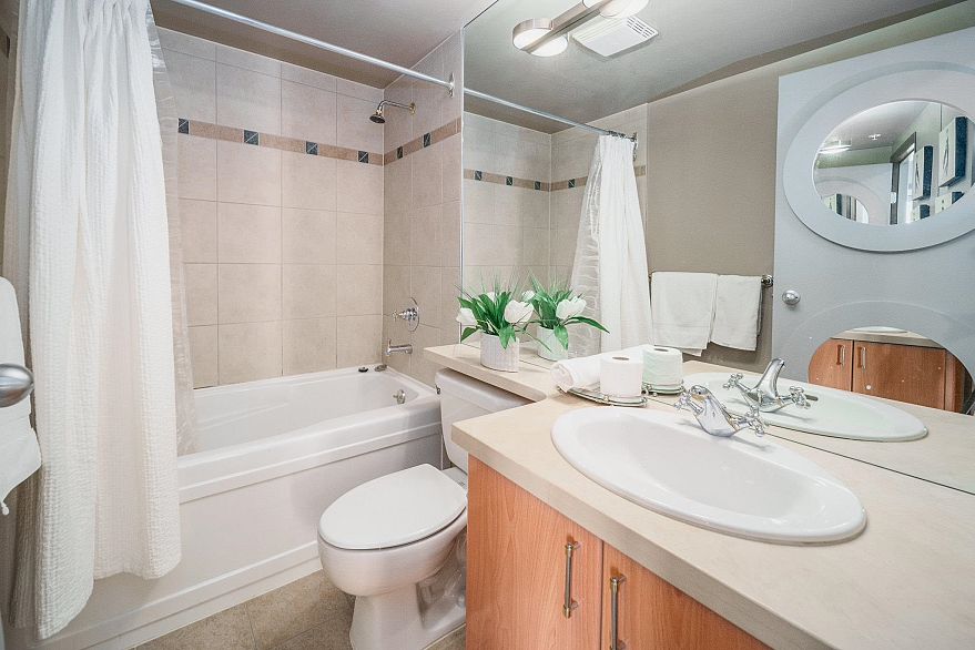 1906 1077 Marinaside Crescent