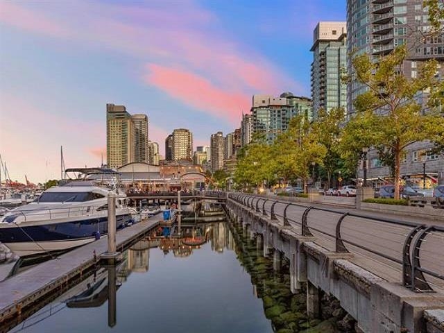 303 1415 W Georgia Street