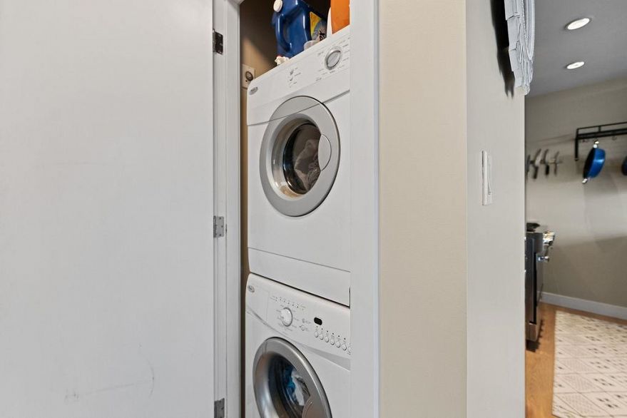 1708 168 W 1st Avenue