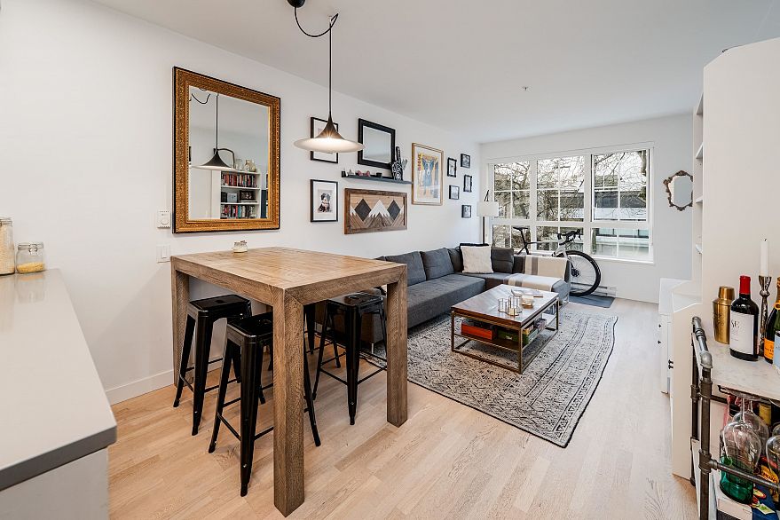 210 2468 Bayswater Street