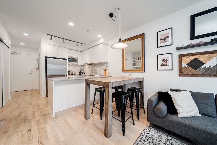 210 2468 Bayswater Street