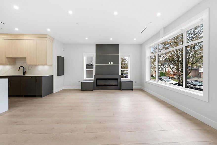 1 3274 E 44th Avenue