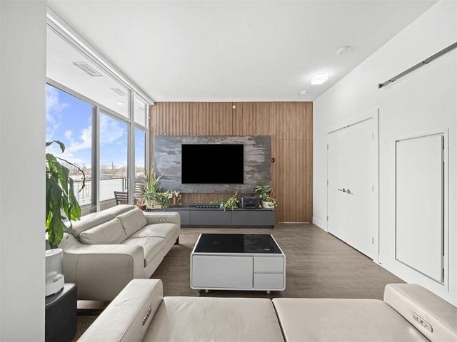 504/505 3438 Sawmill Crescent