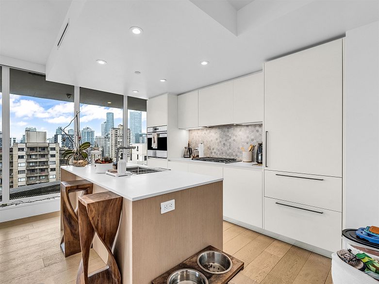 1401 1365 Davie Street