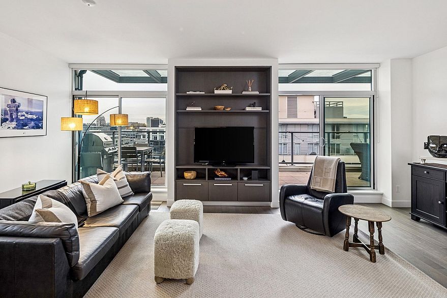 PH1606 288 W 1st Avenue