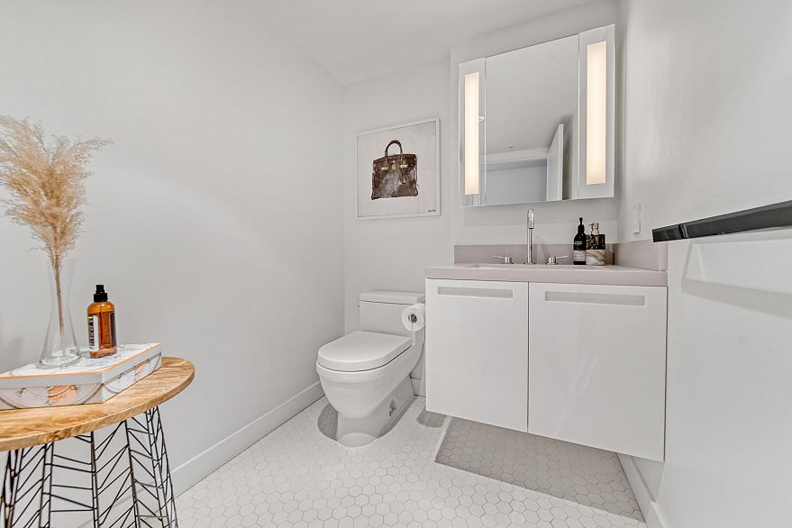 PH7 188 Keefer Street