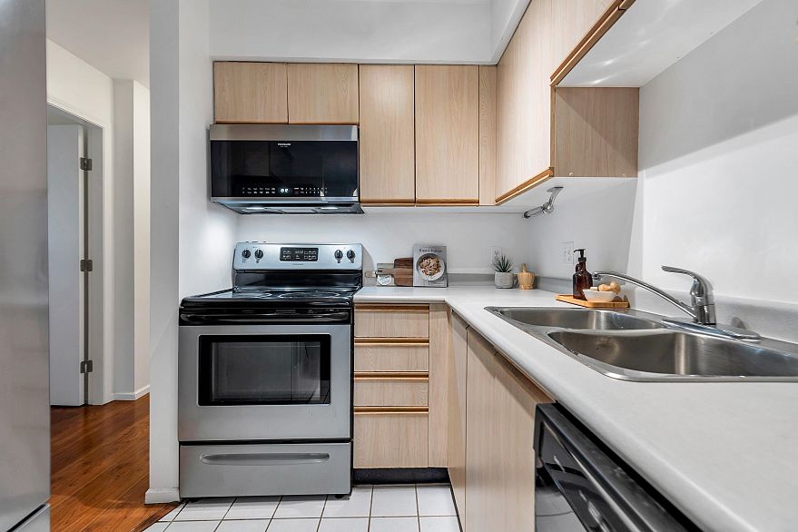 406 2133 Dundas Street