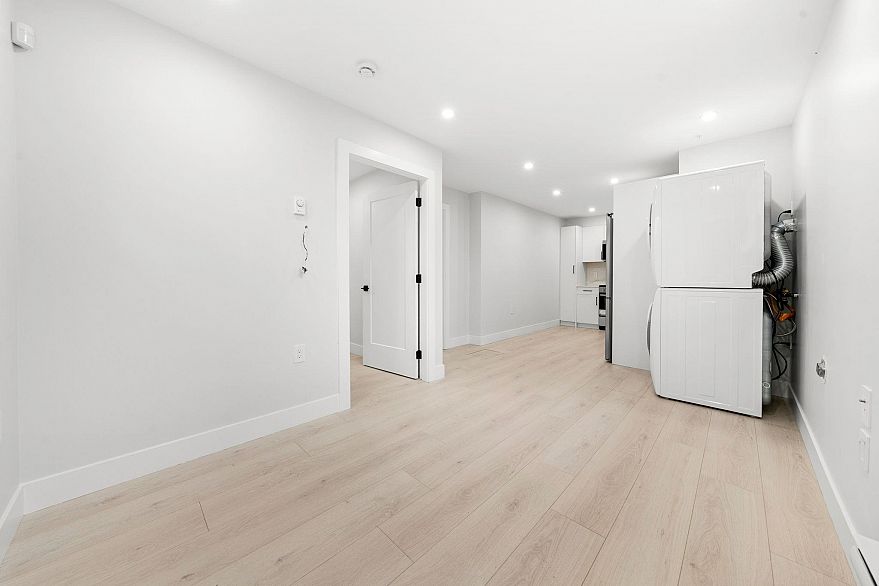 1 3274 E 44th Avenue