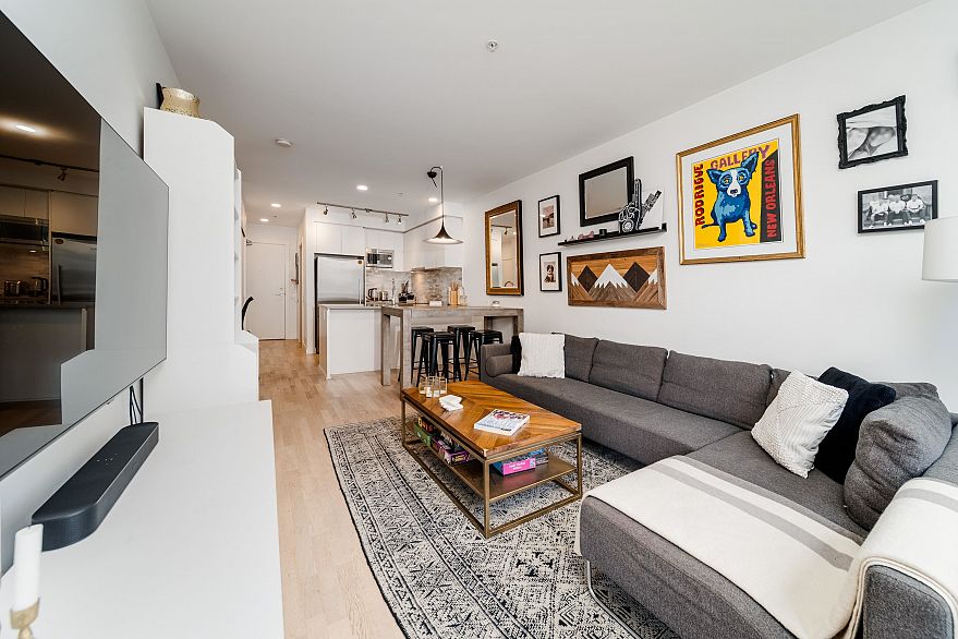 210 2468 Bayswater Street